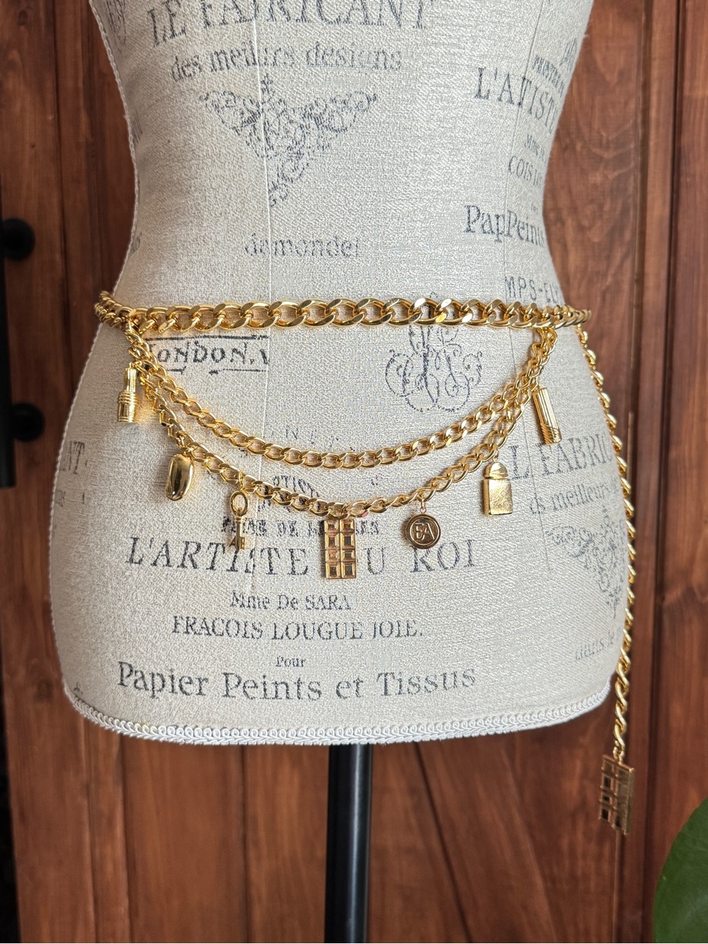 Elizabeth Arden Gold Chain Charm Waist Belt with Padlock and Tassel - Picture 2 of 5
